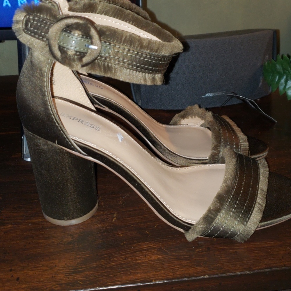 Express Shoes - Picture 2 of 4